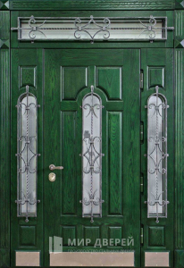 Большая входная дверь с ковкой для дома №11 - фото вид снаружи